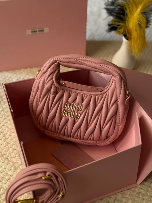 MIU MIU
18cm
280 dhs❤️
22cm
320 dhs❤️
Top quality 
With box🎁

Zain167
♥️♥️♥️