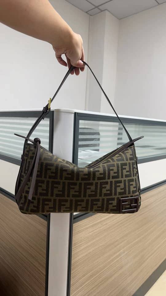 Fendi

100Dhs🇦🇪🇦🇪

Withbox

Zain26
♥️♥️♥️