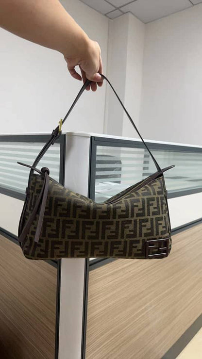 Fendi

100Dhs🇦🇪🇦🇪

Withbox

Zain26
♥️♥️♥️