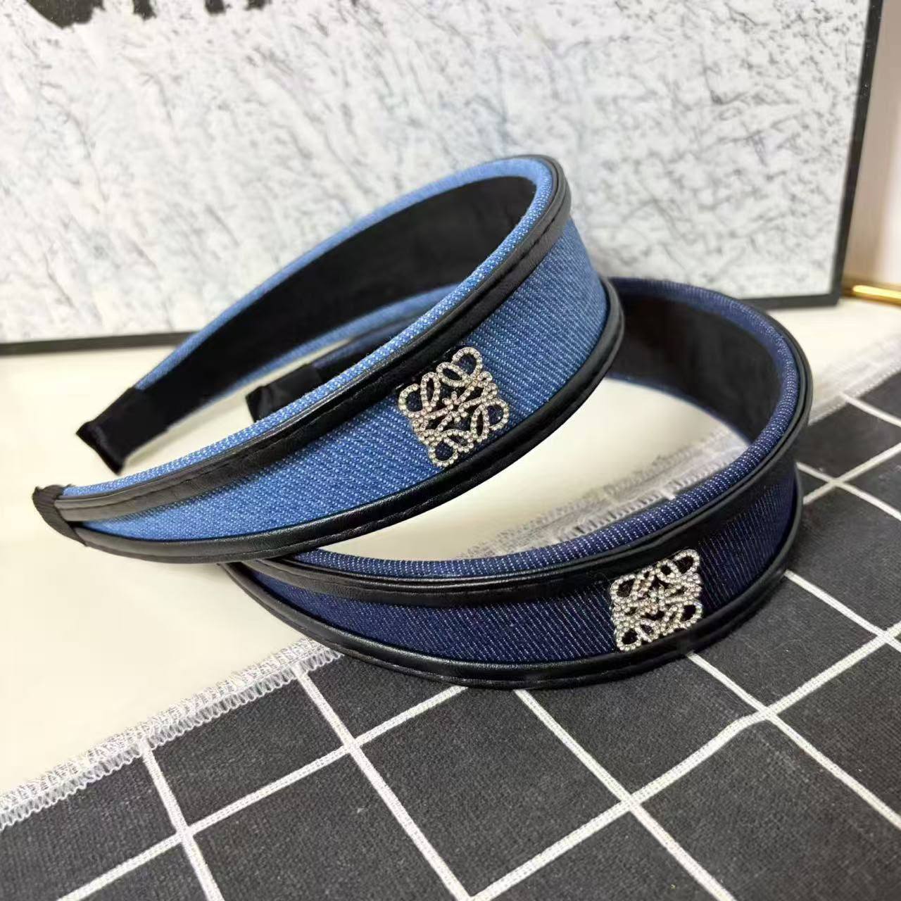 *Headband 😍*
good quality 💯
With paper bag🛍️
20 dhs🇦🇪🇦🇪

With master box 📦 
40 dhs🇦🇪🇦🇪

Zain216
♥️♥️♥️