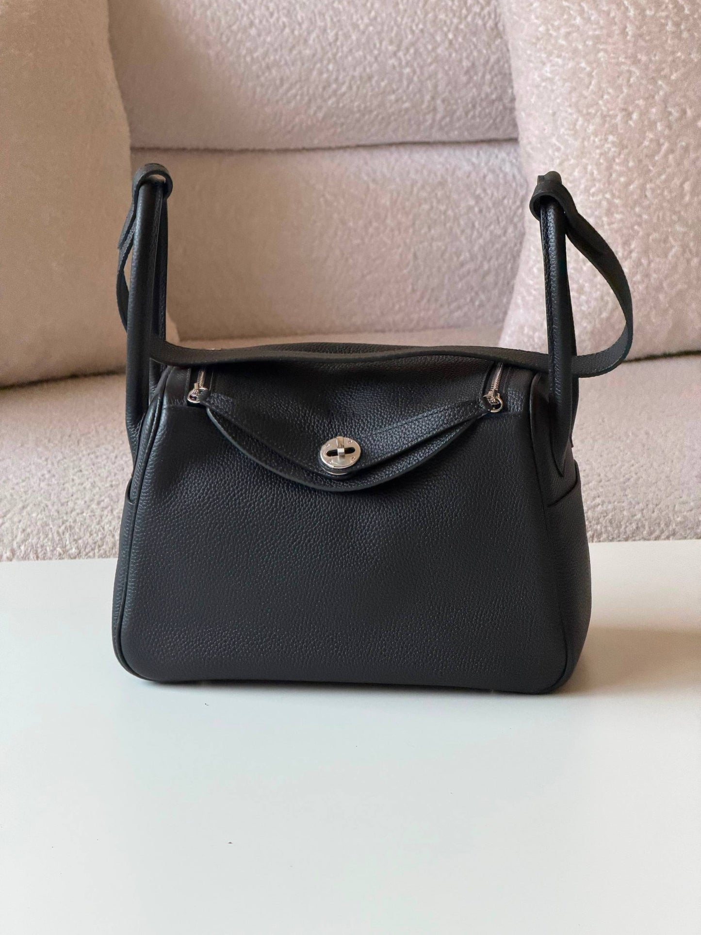 Hermes Lindy 26cm💕master quality😍with box❤️
390 dhs🇦🇪🇦🇪

Zain52
♥️♥️♥️