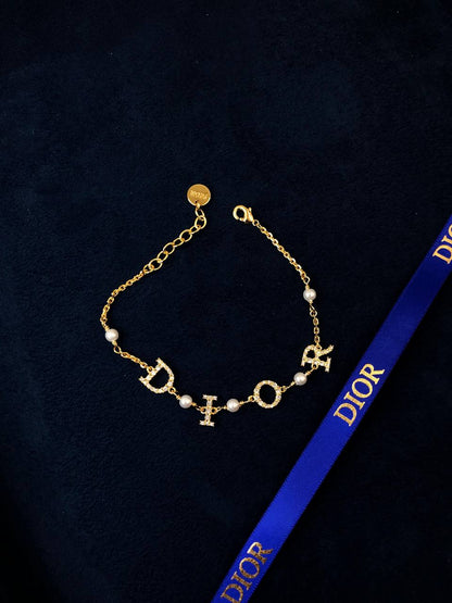 DIOR 🤍
* *New Collection*  
* D I O R with Logo®️Pearl & Swaroviski Stone full Set 
* ⁠Necklace 
* ⁠Earings
* ⁠Bracelet 
↗️ *Super Master Quality ®️*
For Price 👇 WTSP Text Zain 0568585901

Zain106
♥️♥️♥️