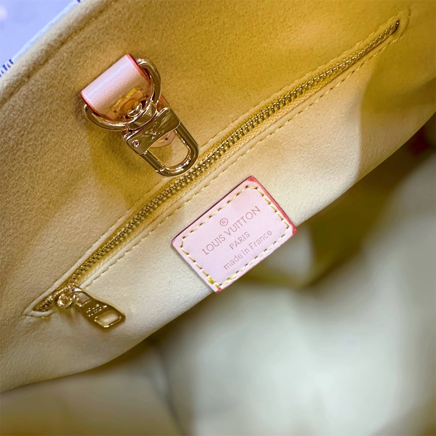 LV
 NEW DESIGN NASTER QUALITY 
260 dhs✅

Zain295
♥️♥️♥️