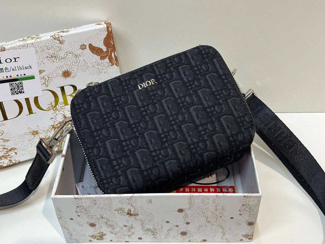 LV Dior

90 dhs✅

with box
🎁🎁🎁

size 17×6×12cm

Zain213
♥️♥️♥️