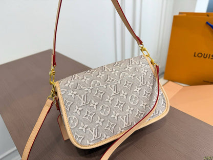 LOUIS VUITTON 

NEW DESIGN 

MASTER QUALITY 

WITH BOX 
255 dhs🇦🇪🇦🇪


SIZE: 25cm
🅱️🅰️0️⃣0️⃣9️⃣

Zain39
♥️♥️♥️