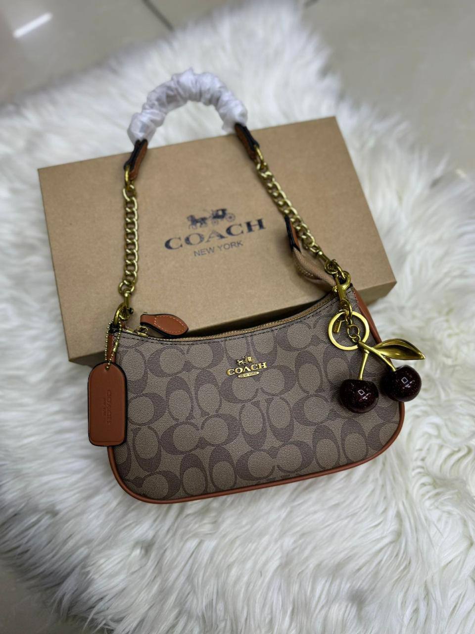 🍒 Coach Teri 
1️⃣ First quality 🍒+🎁
Size : 24 * 15 * 7 cm
90 dhs🪙🌨️
with box 🎁

Zain115
♥️♥️♥️