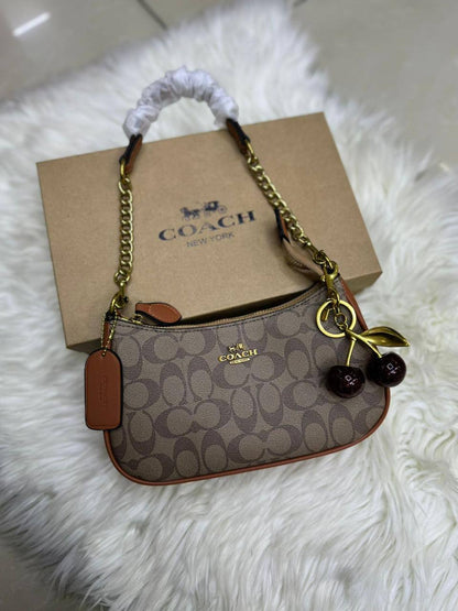 🍒 Coach Teri 
1️⃣ First quality 🍒+🎁
Size : 24 * 15 * 7 cm
90 dhs🪙🌨️
with box 🎁

Zain115
♥️♥️♥️