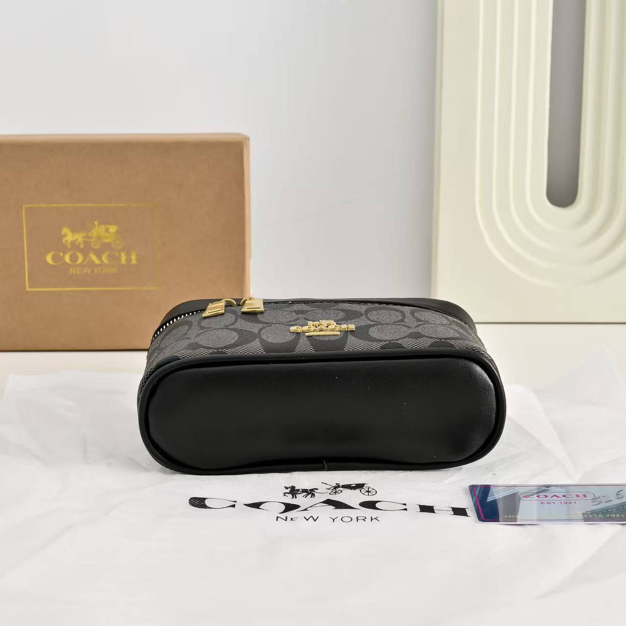 Coach
Coach
95 dhs🇦🇪🇦🇪
with box
size 19×6×11cm

Zain42
♥️♥️♥️