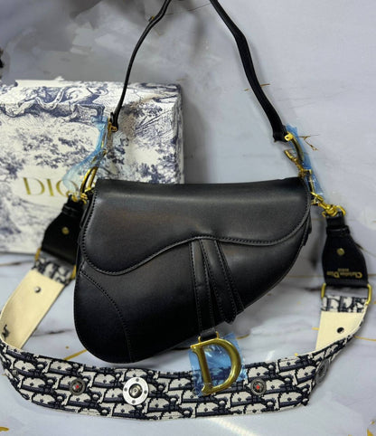 Dior
High quality

With box 
🎁🎁🎁

115 dhs🪙🌨️

Zain50
♥️♥️♥️