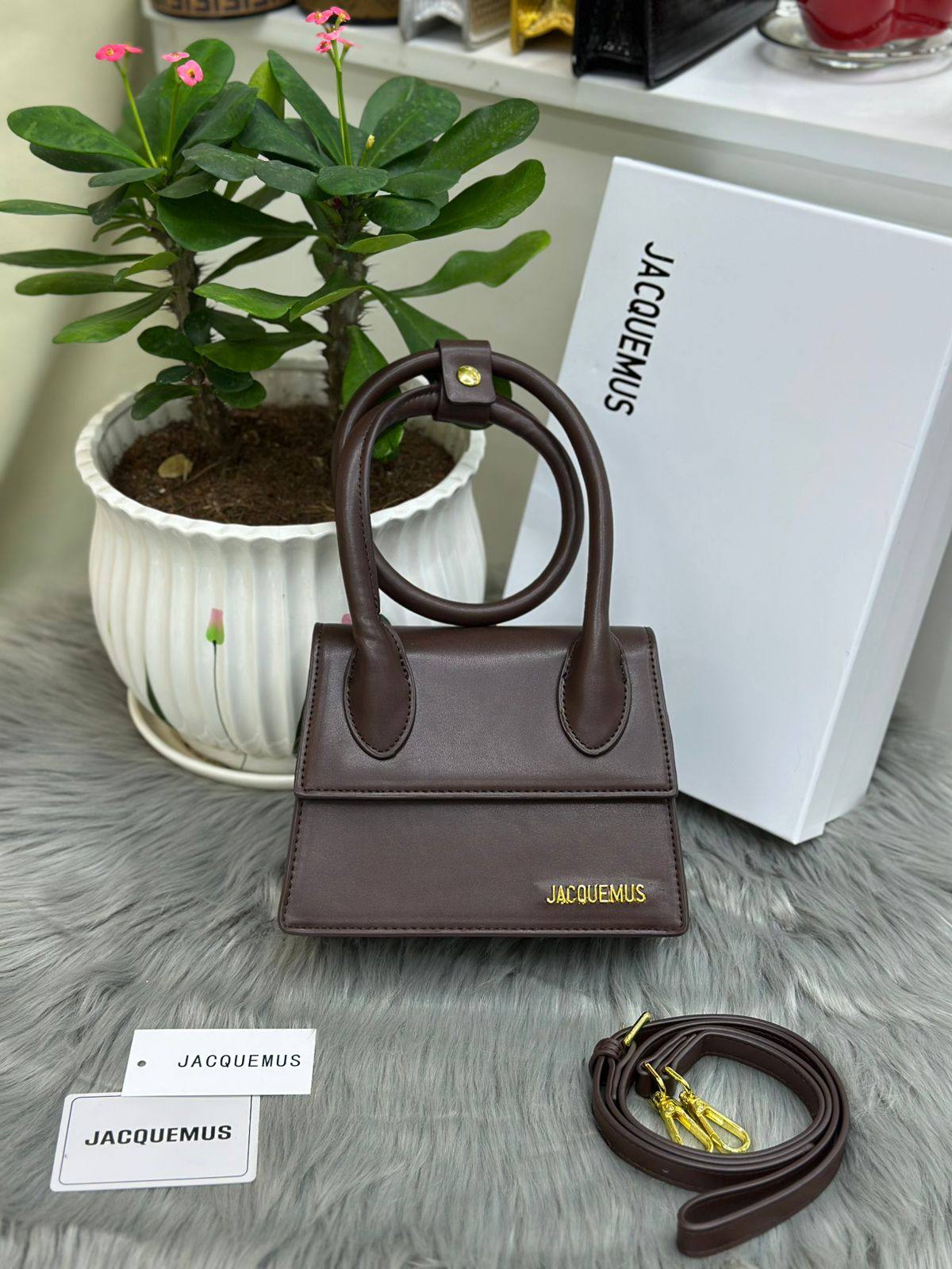 JACQUEMUS
SIZE  ………19CM 🥰
95 dhs❣️
with BOX🌷

Zain51
♥️♥️♥️