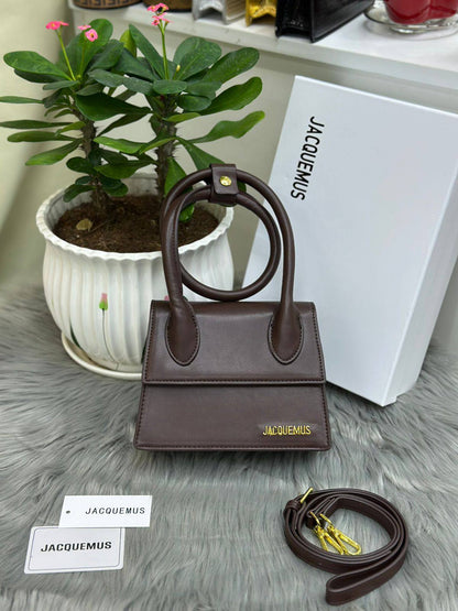 JACQUEMUS
SIZE  ………19CM 🥰
95 dhs❣️
with BOX🌷

Zain51
♥️♥️♥️