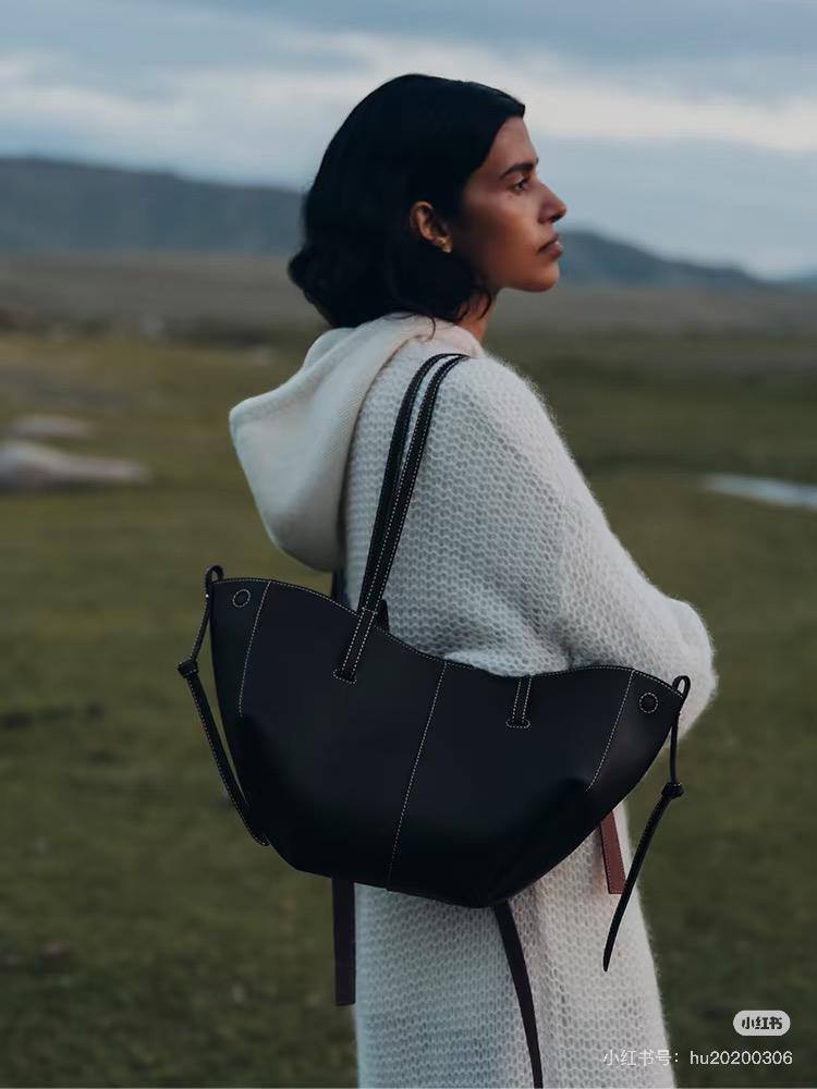 Polene 
32*22*13 cm
110 dhs🪙🌨️

Zain17
♥️♥️♥️