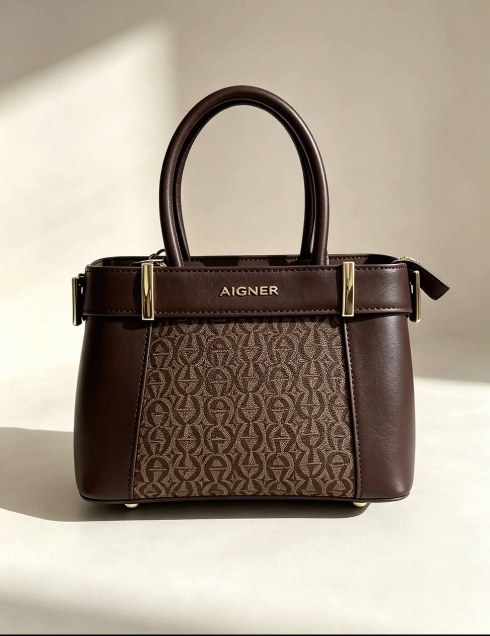 Aigner

100 dhs🇦🇪🇦🇪

SIZE：22cm
Good-quality 
with box
Zain35
♥️♥️♥️