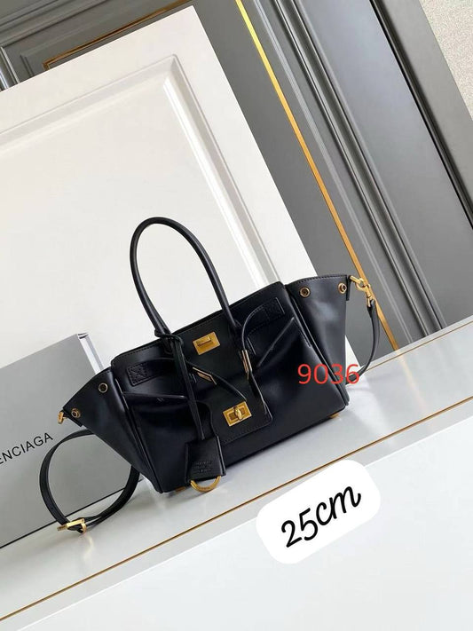 Balenciaga Master
350 dhs🪙🌨️
#small 25cm❤️❤️

Zain228
♥️♥️♥️