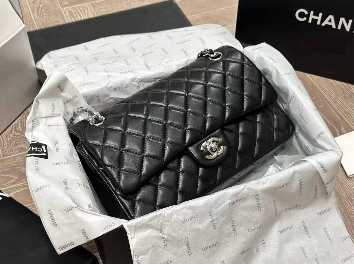 CHANEL 

NEW CAME 

HIGH QUALITY  

WITH  BOX  
115 dhs🇦🇪🇦🇪

Zain17
Zain39
Zain295
♥️♥️♥️