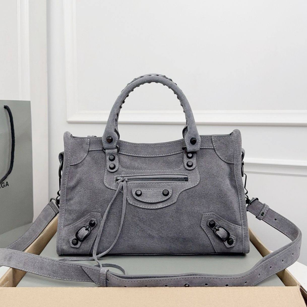 BALENCIAGA 
HIGH QUALITY
140 dhs✅

Zain39
♥️♥️♥️