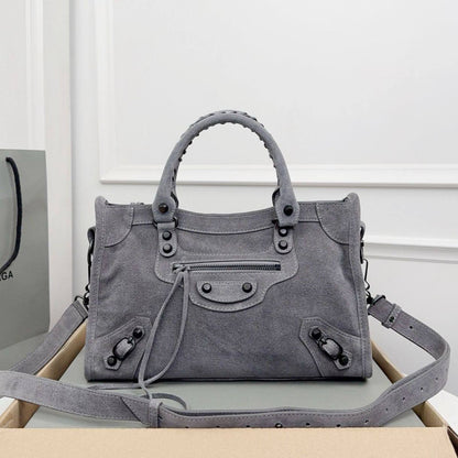 BALENCIAGA 
HIGH QUALITY
140 dhs✅

Zain39
♥️♥️♥️