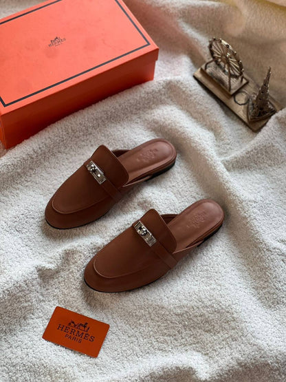New. Hermes shoes 

   Size  .  36.  to 41

115 dhs🪙💚

Zain80
♥️♥️♥️