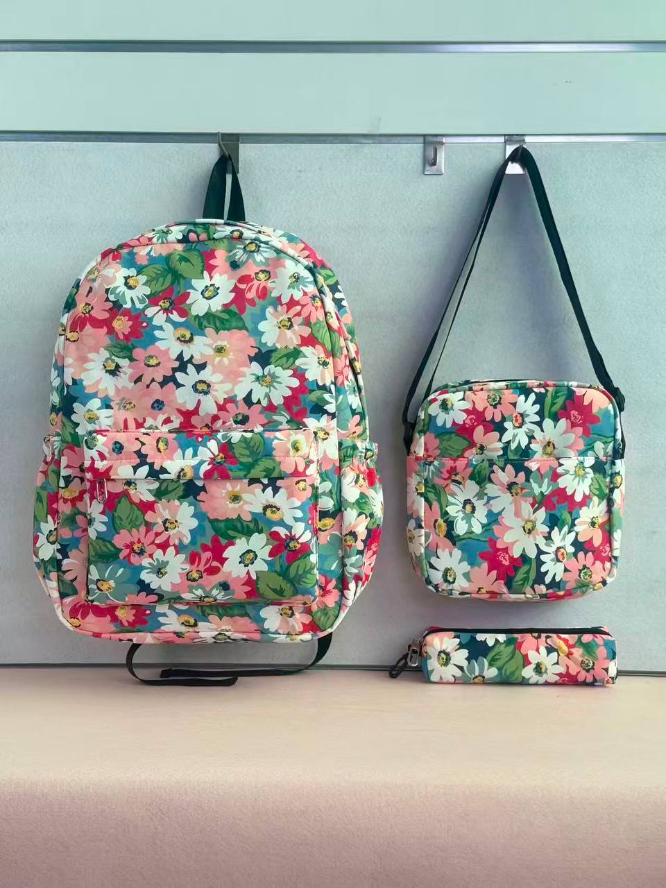 School bags
Is 1 pic 75 dhs💓 
Size 46*31 

Zain161
♥️♥️♥️