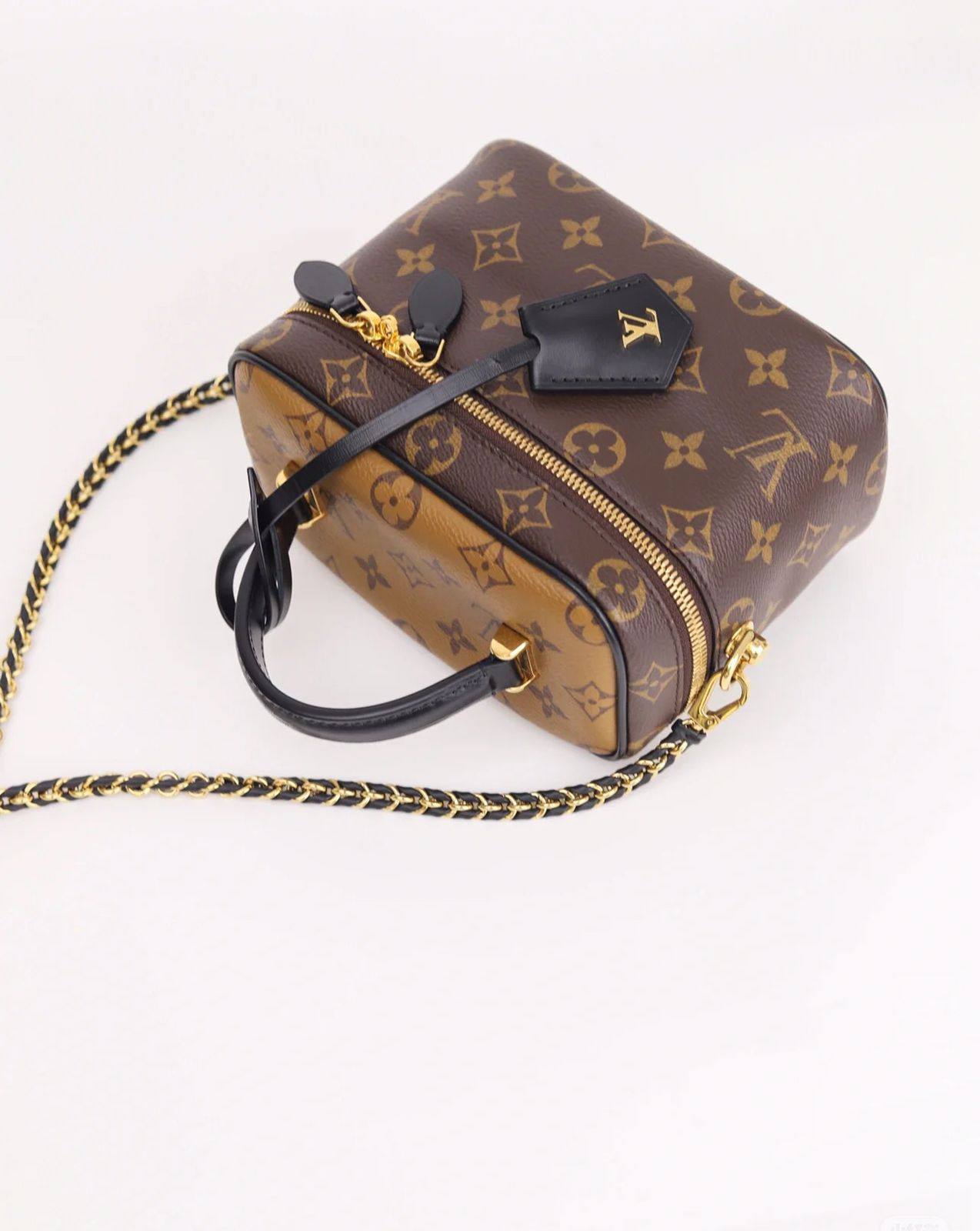 LV

90 dhs🗽

with box
🎁🎁🎁

Zain07
