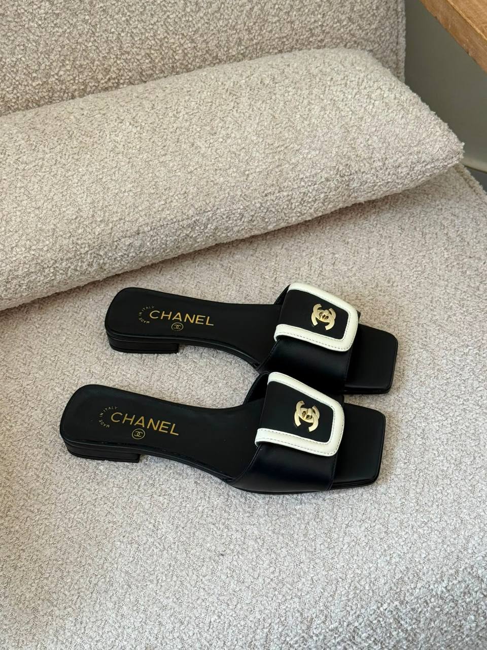 Chanel 🖤
✨ 𝐍𝐞𝐰 𝐂𝐨𝐥𝐥𝐞𝐜𝐭𝐢𝐨𝐧
✨ 𝐒𝐮𝐩𝐞𝐫 𝐌𝐚𝐬𝐭𝐞𝐫 𝐐𝐮𝐚𝐥𝐢𝐭𝐲
✨ 𝐀𝐯𝐚𝐢𝐥𝐚𝐛𝐥𝐞 𝐍𝐨𝐰
✨ 𝐒𝐢𝐳𝐞𝐬: 𝟑𝟔 — 𝟒𝟏
450 dhs✅

Zain298
♥️♥️♥️