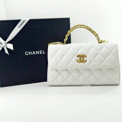 CHANEL 
 GOOD QUALITY 
WITH BOX 
🎁🎁🎁

100 dhs✅
SIZE : 22 cm

Zain295
♥️♥️♥️