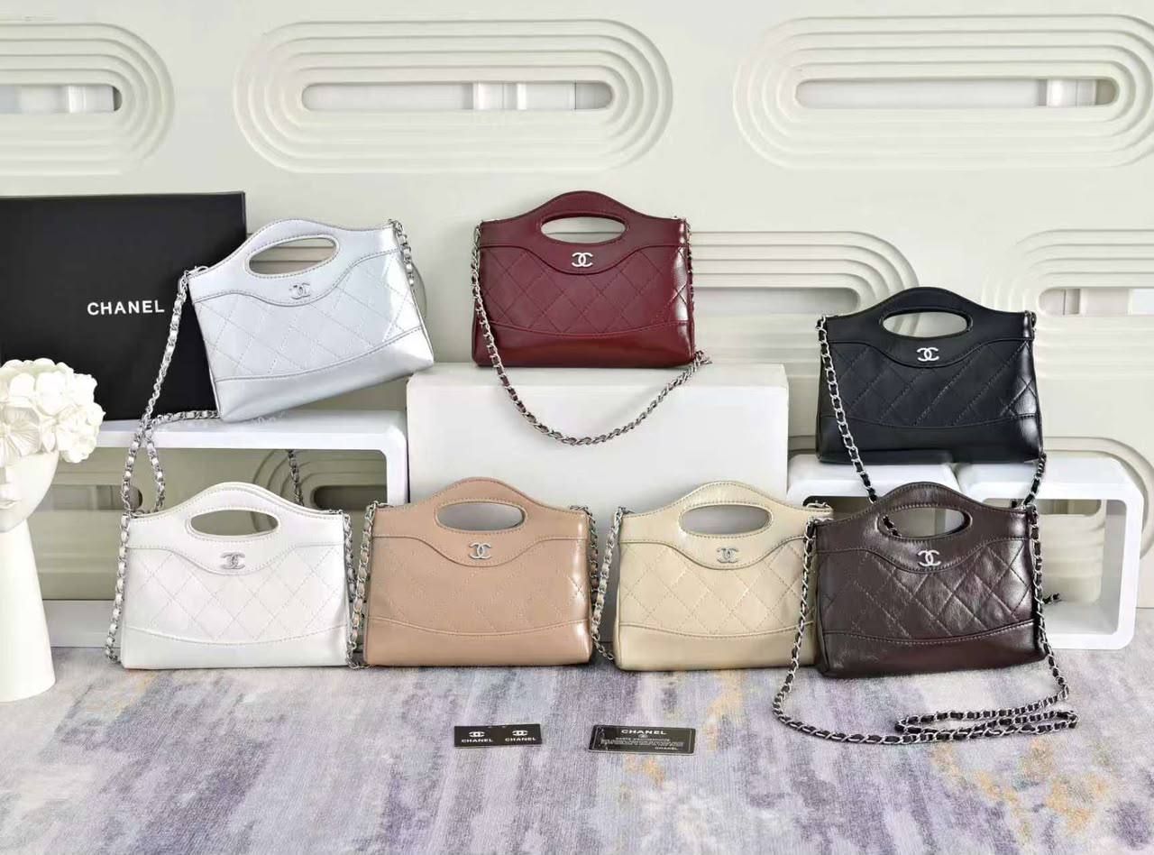 Chanel 
95 dhs✅
with box
size 20×3×14cm

Zain42
♥️♥️♥️