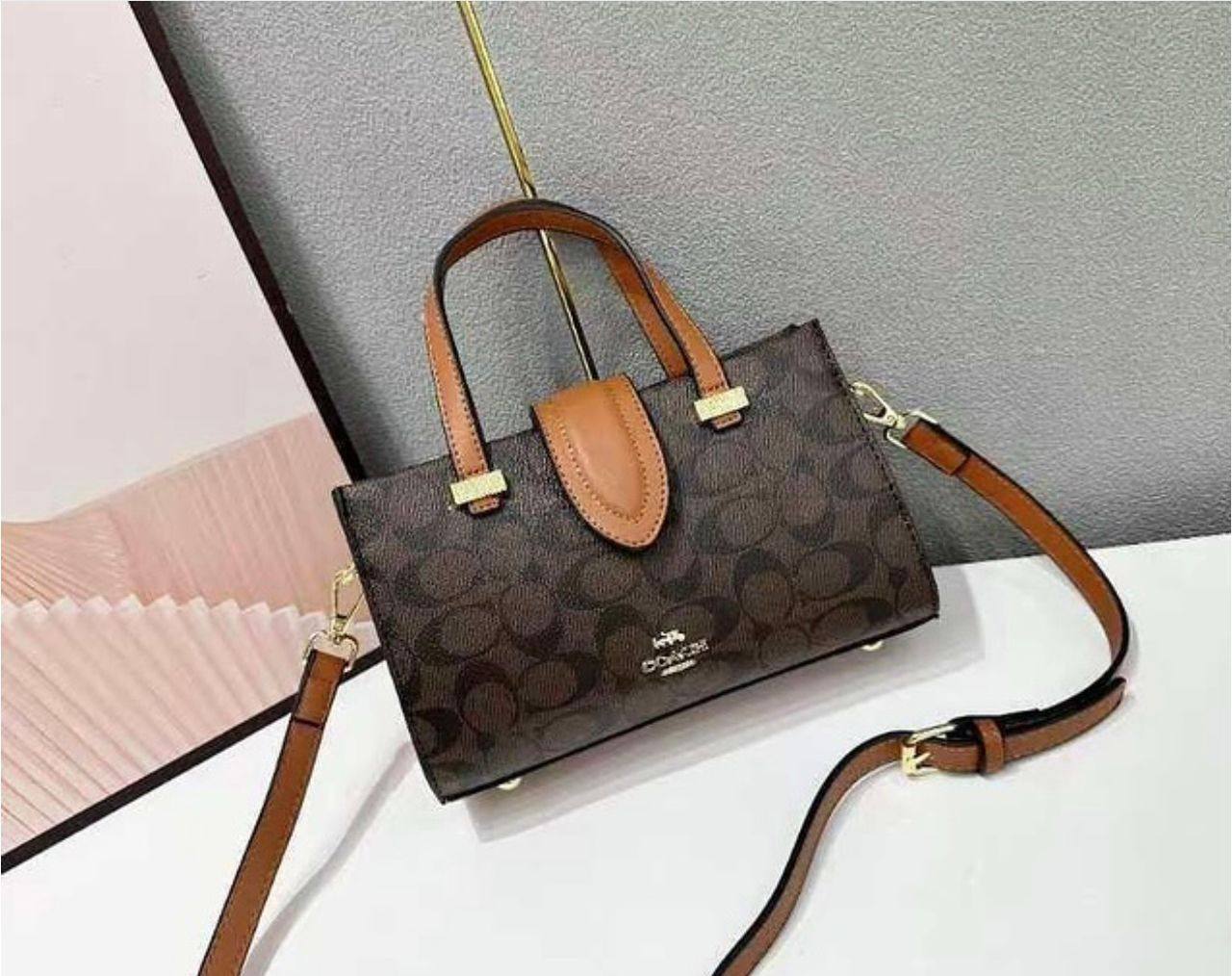 Coach - MK
95 dhs❣️
SIZE：22×9×14cm
good-quality 

with box
🎁🎁🎁

Zain35
Zain115
♥️♥️♥️