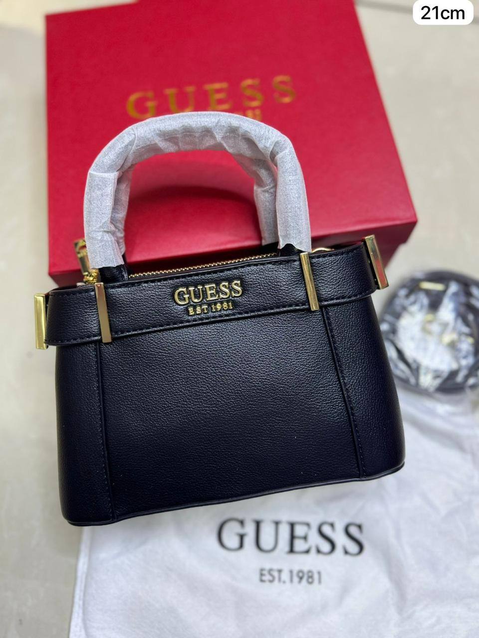 🌹 Guess Hanbag
1⃣️ First quality +🎁
size : 21 * 13 * 7 cm
95 dhs✅
with box 🎁

Zain115
♥️♥️♥️