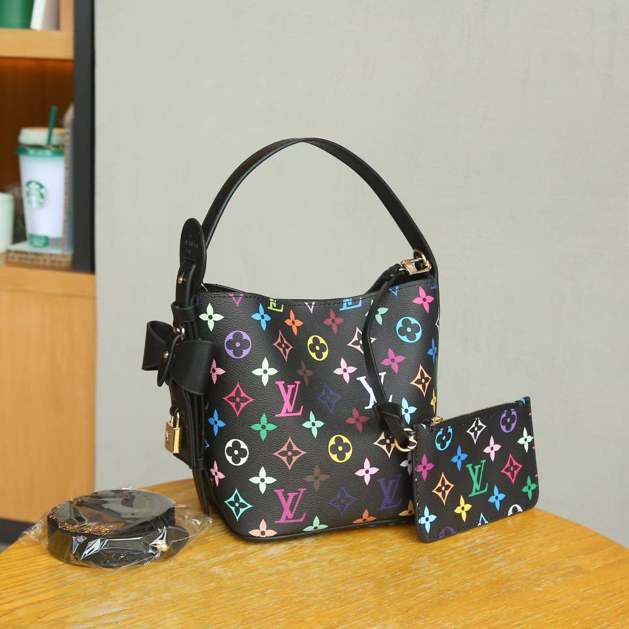 LV
Best quality with box’s 
110 dhs✅
size 18CM

Zain290
♥️♥️♥️