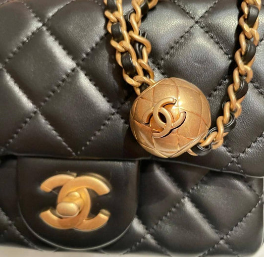 Chanel
90 dhs🪙🖤
high quality 

With box 
🎁🎁🎁

New come

Zain26
♥️♥️♥️