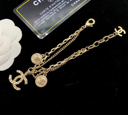 CHANEL ❤️‍🔥*
Bracelet 🐦‍🔥
Master quality 💯
With normal boxes 📦 
50 dhs🪙🌨️
With master box 🗃️ 
65 dhs🪙🌨️

Zain216
♥️♥️♥️