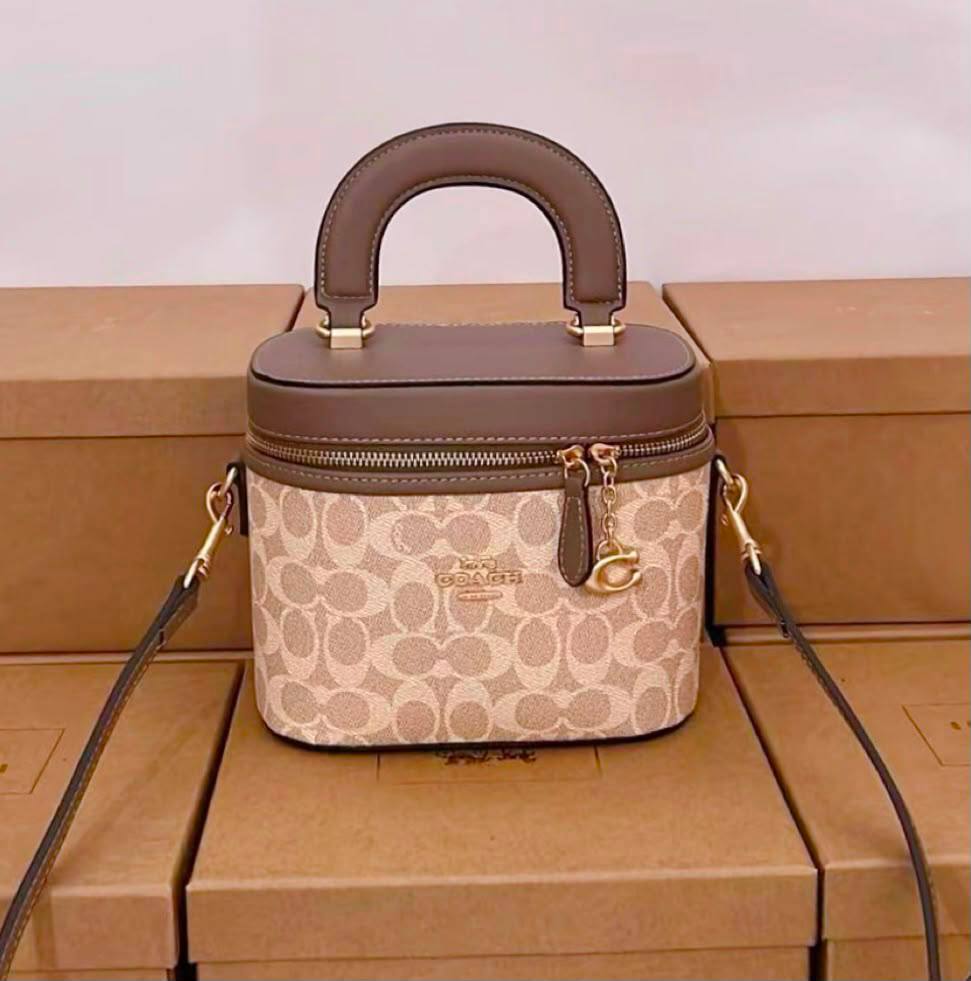 COACH  
MACK UP BOX 
HIGH QUALITY 
WITH BOX 
110 dhs💓

Zain295
♥️♥️♥️