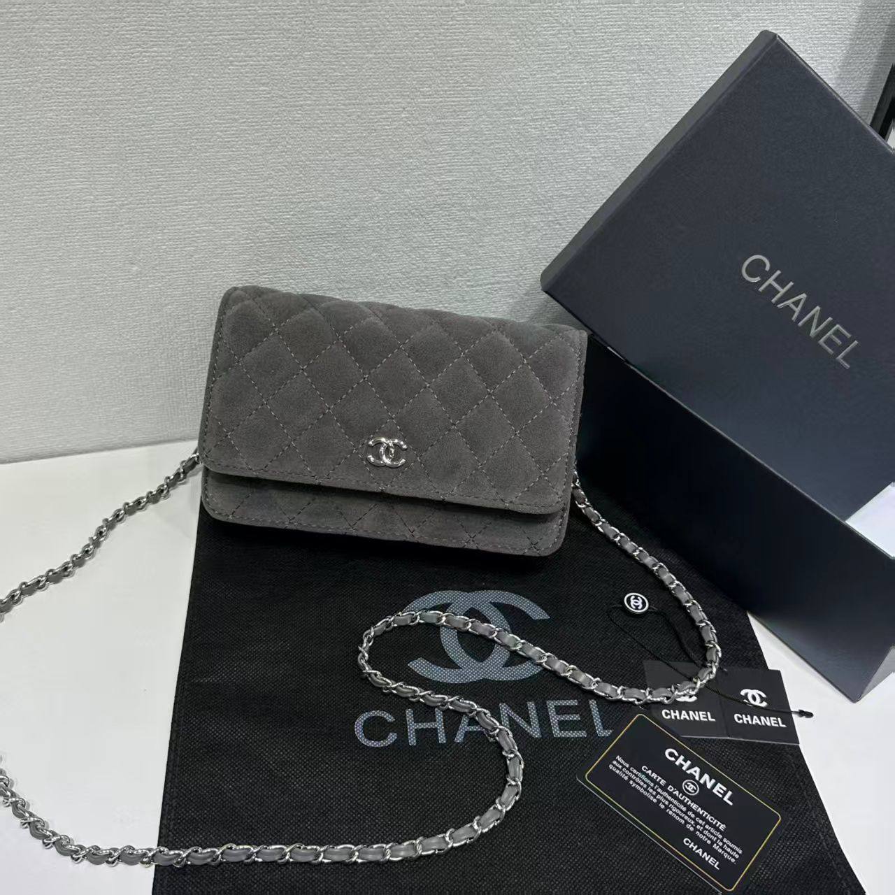 Chanel

withbox 
🎁🎁🎁

100 dhs🪙💕
good quality

Zain143
♥️♥️♥️