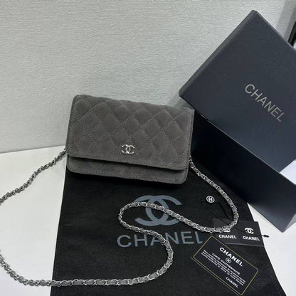 Chanel

withbox 
🎁🎁🎁

100 dhs🪙💕
good quality

Zain143
♥️♥️♥️