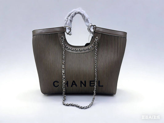 Chanel  
size:  32×33×6cm
110 dhs❣️

Zain114
♥️♥️♥️
