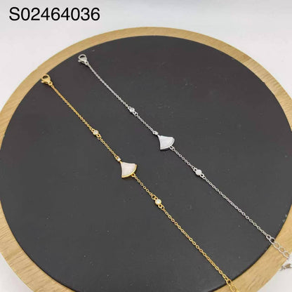 Bracelet ❤️‍🔥

 good quality 💯

 With black boxes 🗃️

35 dhs🇦🇪🇦🇪🇦🇪
With brand boxes 📦


 And paper bag🛍️
40 dhs🇦🇪🇦🇪

Zain216
♥️♥️♥️