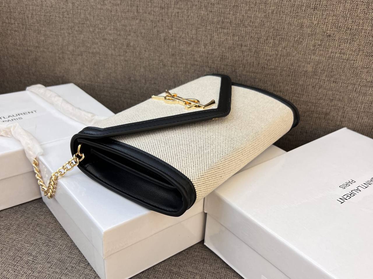 YSL
90 dhs✅

with box
🎁🎁🎁

size 22cm

Zain26
♥️♥️♥️