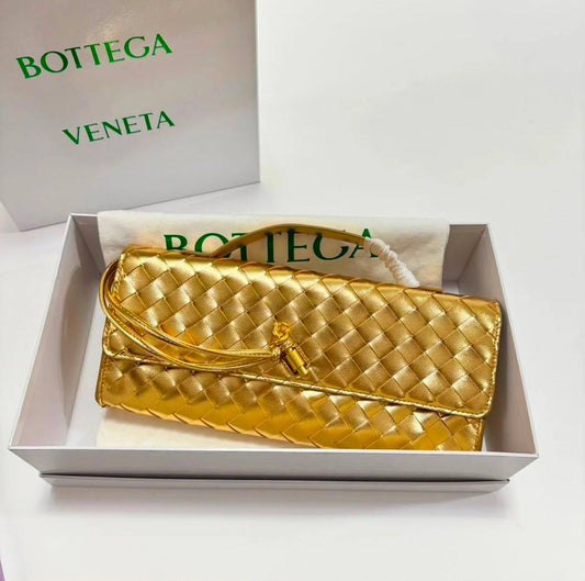 BOTTEGA 
GOOD QUALITY 
WITH BOX 
100 dhs💛

Zain295
♥️♥️♥️