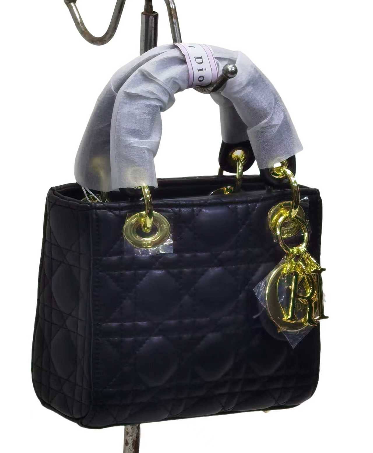 Dior

with box
🎁🎁🎁

115 dhs❣️
17 CM

Zain177
♥️♥️♥️