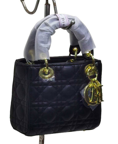 Dior

with box
🎁🎁🎁

115 dhs❣️
17 CM

Zain177
♥️♥️♥️