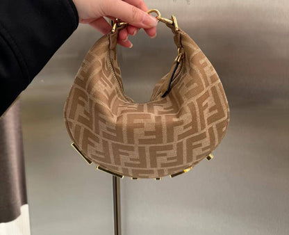 Fendi 
Size:20cm
With box
🎁🎁🎁

100 dhs🌺

Zain148
♥️♥️♥️
