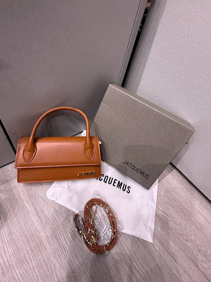 Jacquemus - LV
90 dhs🪙💕

Good quality 

with box
🎁🎁🎁

Zain35
♥️♥️♥️