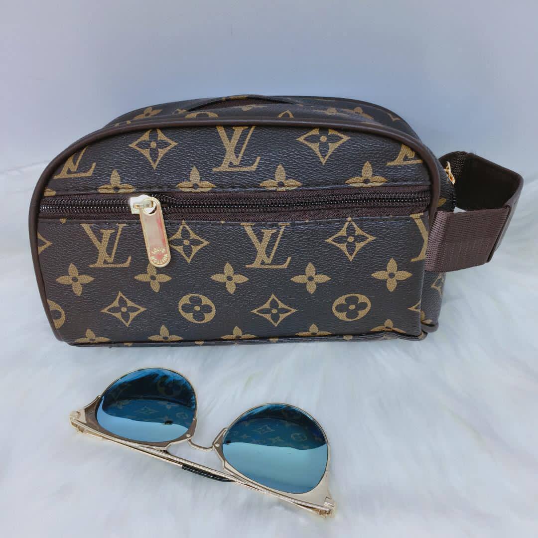 🎉 Man hand bag🎊
Good quality
Size : 21  * 12.5 cm
25 dhs✅

Zain115
♥️♥️♥️