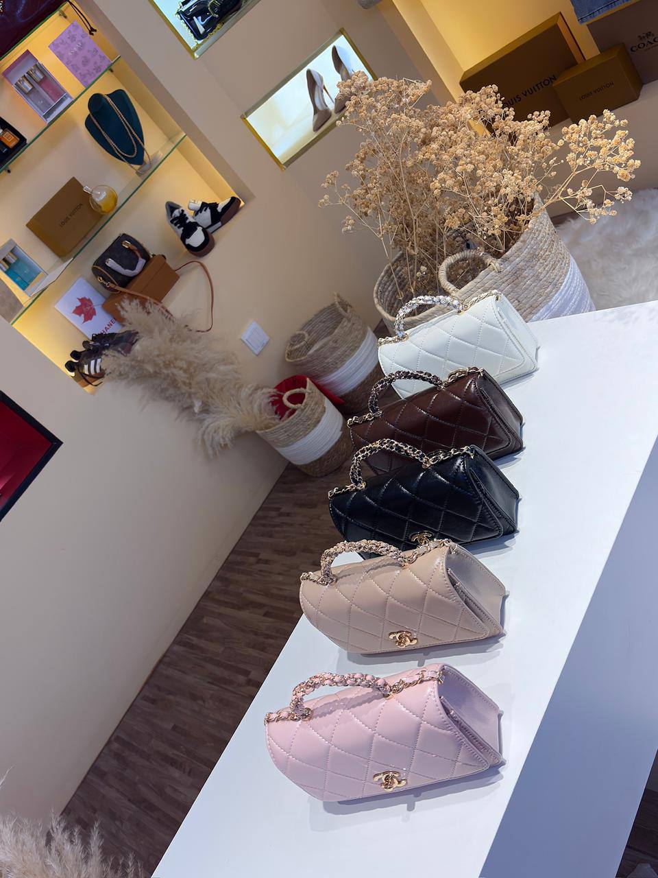 Chanel
100 dhs💓

Zain158
♥️♥️♥️