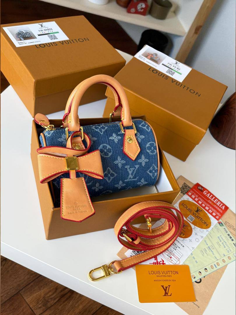 LV
95 dhs✅ 
Good quality 
with box 21cm

Zain26
♥️♥️♥️