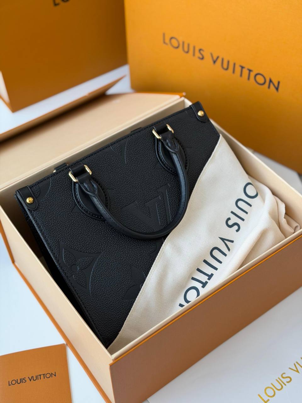 *LOUIS VUITTON*
*Master*++++++
*25 Cm*
*AVAILABLE NOW*
For Price 👇 WTSP Text Zain 0568585901

Zain257
♥️♥️♥️