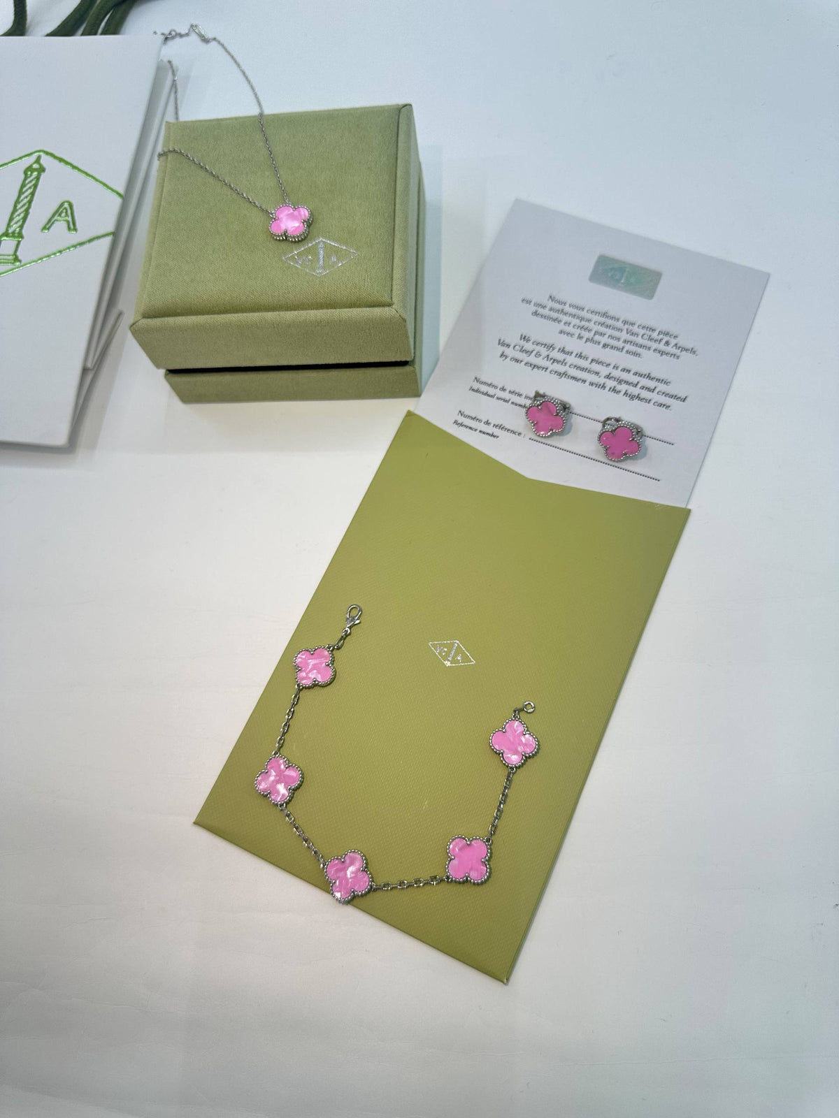 Van Cleef & Arpels🔥 Medium size🦋

 Necklace 💥
 Earring 🍁
 Bracelet 🔥

 Master quality 💯 
With normal boxes 🗃️ 
200 dhs🇦🇪🇦🇪

 With master box 🗃️
220 dhs🇦🇪🇦🇪

Zain216
♥️♥️♥️