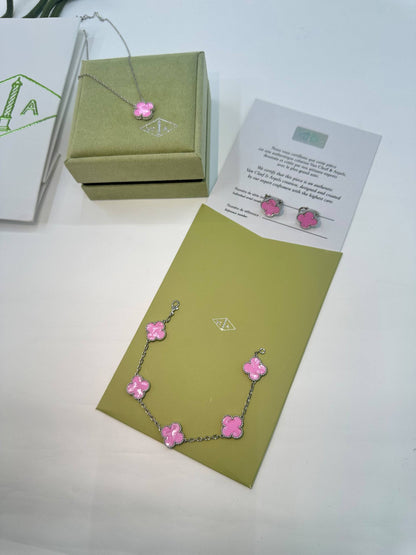 Van Cleef & Arpels🔥 Medium size🦋

 Necklace 💥
 Earring 🍁
 Bracelet 🔥

 Master quality 💯 
With normal boxes 🗃️ 
200 dhs🇦🇪🇦🇪

 With master box 🗃️
220 dhs🇦🇪🇦🇪

Zain216
♥️♥️♥️