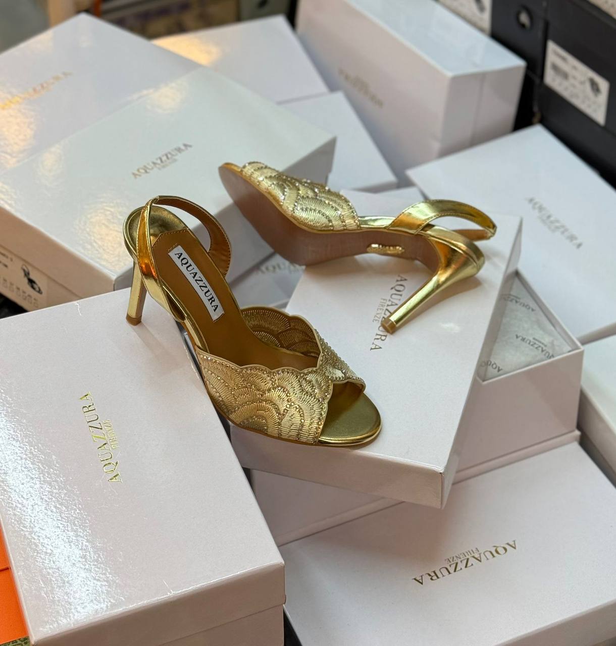 New Aquazzura 

Size  .  36.  to 41

170 dhs💓

Zain80
♥️♥️♥️